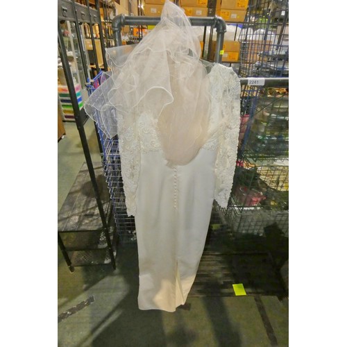 2232 - 1 x wedding dress with veil - size 12 (no make visible)