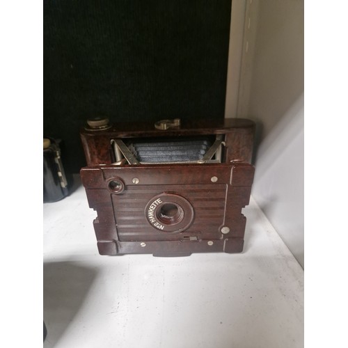 3067 - A quantity of miscellaneous vintage box cameras, bellows cameras and other cameras including a Rolle... 