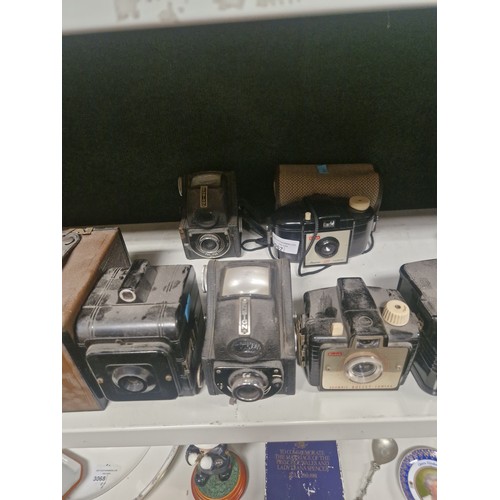 3067 - A quantity of miscellaneous vintage box cameras, bellows cameras and other cameras including a Rolle... 