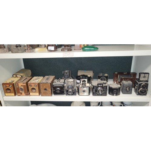 3067 - A quantity of miscellaneous vintage box cameras, bellows cameras and other cameras including a Rolle... 