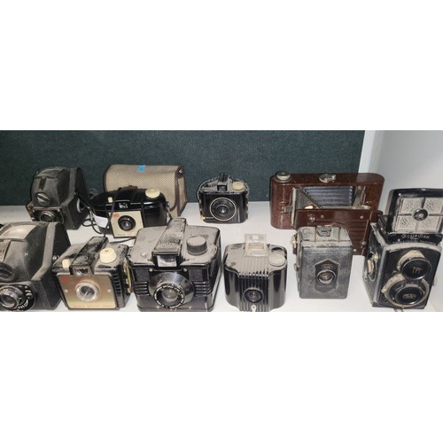 3067 - A quantity of miscellaneous vintage box cameras, bellows cameras and other cameras including a Rolle... 