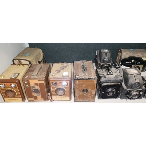 3067 - A quantity of miscellaneous vintage box cameras, bellows cameras and other cameras including a Rolle... 