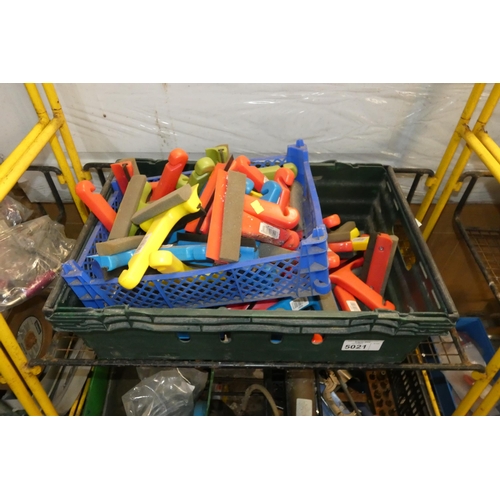 5021 - A quantity of Silver Hook windscreen scrapers / squeegees. Contents of 1 shelf and please note that ... 