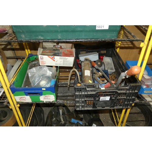 5022 - A quantity of various items including a Record engraver, a foot pump, hose clips, a crimping / tensi... 