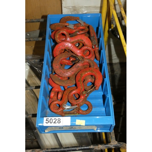 5028 - 10 x red metal hoist hooks - used