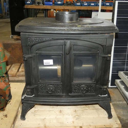 5044 - 1 x Manor black metal multifuel stove 14kw with inspection hole flue pipe, ash pan, handle and manua... 