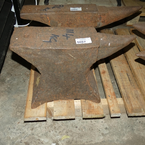 5067 - 1 x blacksmiths anvil - Anvil is marked 114kg