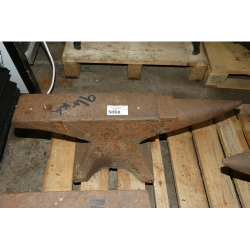 5068 - 1 x blacksmiths anvil - Anvil is marked 94kg