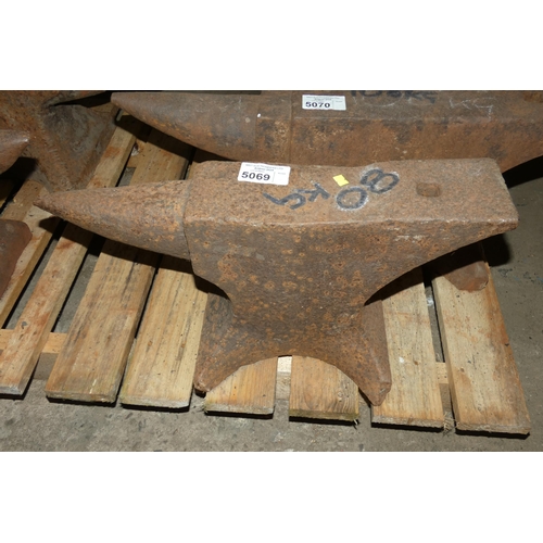 5069 - 1 x blacksmiths anvil - Anvil is marked 80kg