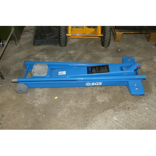 5072 - An SGS blue metal 1.5 ton trolley jack