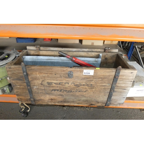 5228 - A Facom / Mingori manual hydraulic pipe bender supplied in a wooden crate with various accessories -... 