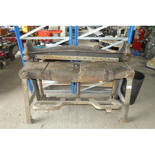 5230 - 1 x Edwards 4ft treadle guillotine fitted with a good condition blade but please note that no front ... 