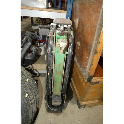 5472 - 1 x hydraulic log splitter 240v - No make visible, the pump runs, however we are unable to test full... 