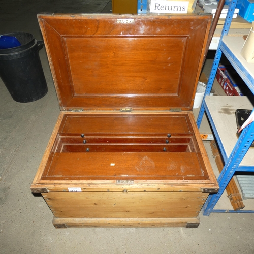 5473 - A vintage wooden tool chest with lift up hinged top, a Mahogany interior and metal side handles appr... 