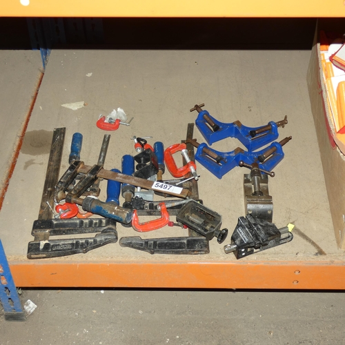 5497 - A quantity of various items including clamps, 2 x corner clamps, 2 x small vices etc