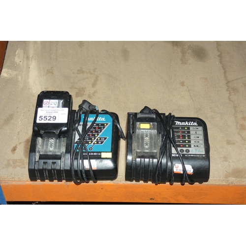 5529 - 1 x Makita 18v battery and 2 x Makita battery chargers