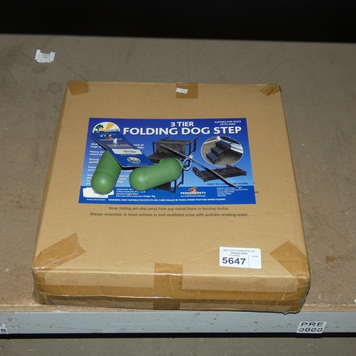 5647 - 1 x folding 3 tier dog step and 2 x doggy poo bag dispensers