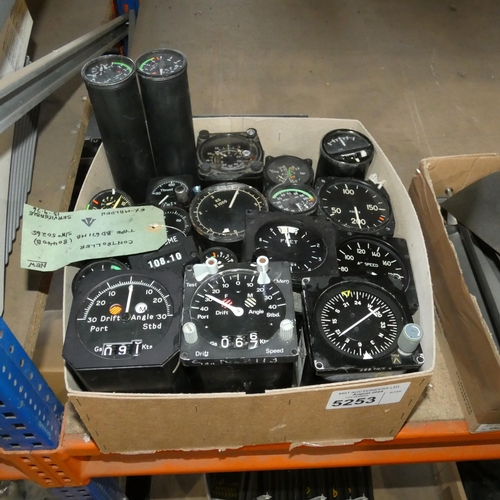 5253 - A quantity of various ex-MOD flight and other gauges