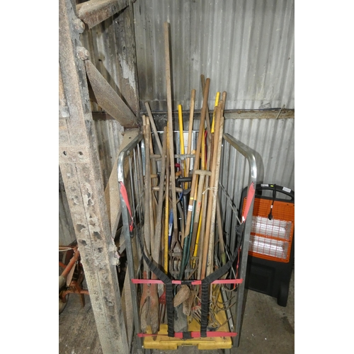 5746 - A quantity of various garden hand tools. Not practical to list in detail so please view or see photo... 