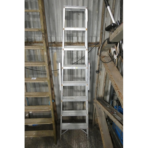 5749 - 1 x aluminium step ladder