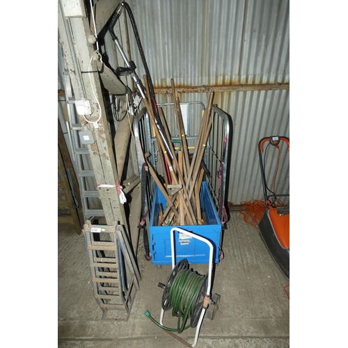 5751 - A quantity of various garden hand tools, a Hozelock pond vacuum 240v and a garden hose on reel. Cont... 