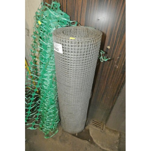 5042 - 1 x roll of galvanised metal mesh (for fencing, aviary etc) and 1 x roll of green plastic safety fen... 