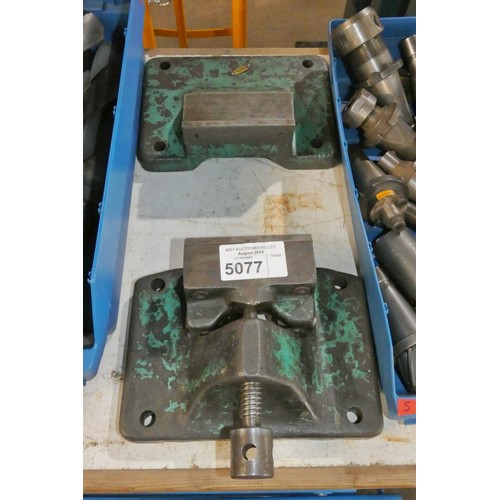 5077 - A Taylor two part machine vice