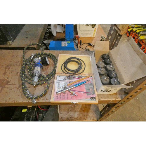 5329 - 1 x Badger 200 air brush with various accessories