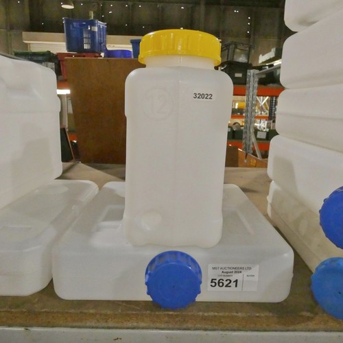 5621 - 1 x 12L plastic water container (yellow cap) and 1 x plastic diesel tank (blue cap)