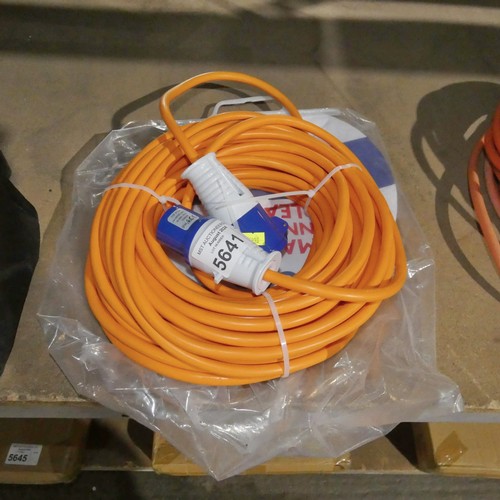 5641 - A mains connector lead 25m - orange lead with blue plastic Ceeform connectors