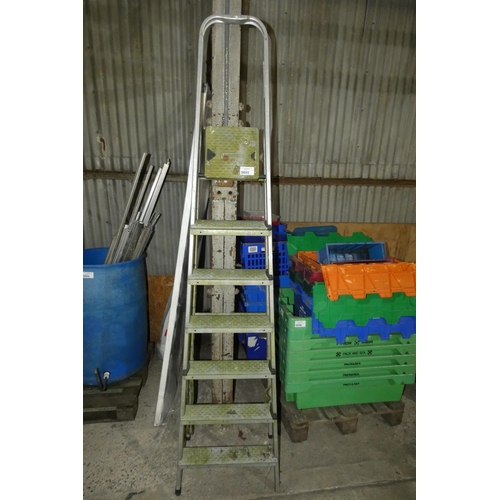 5895 - 1 x Leifheit folding step ladder