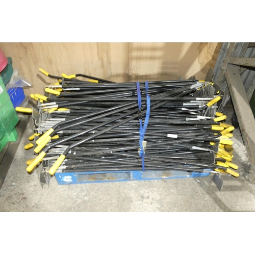 5897 - 1 pallet containing a quantity of hoe type tools