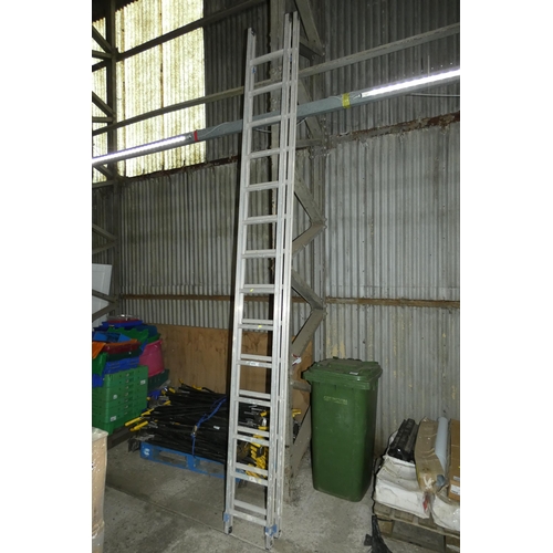 5898 - An aluminium double extending ladder (2 x 14 rung)