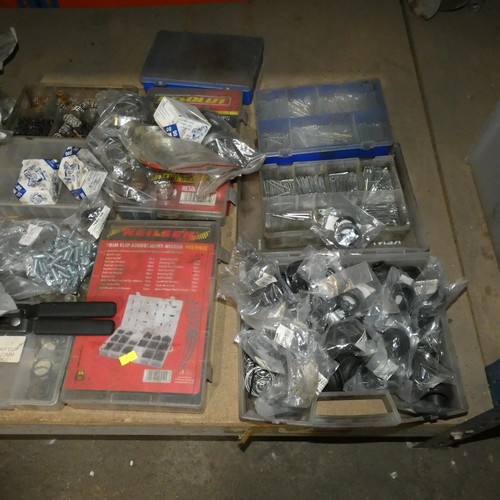 5435 - A large quantity of various items including nuts, bolts, brake pipe clips, cable ties, jubilee clips... 