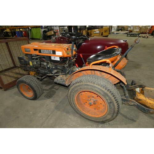 5852 - A Kubota B6000E garden tractor model ZL600 with a diesel water cooled two cylinder engine 12.5hp, Sp... 