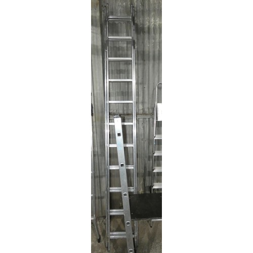 5758 - An aluminium double extending ladder (2 x 11 rung)