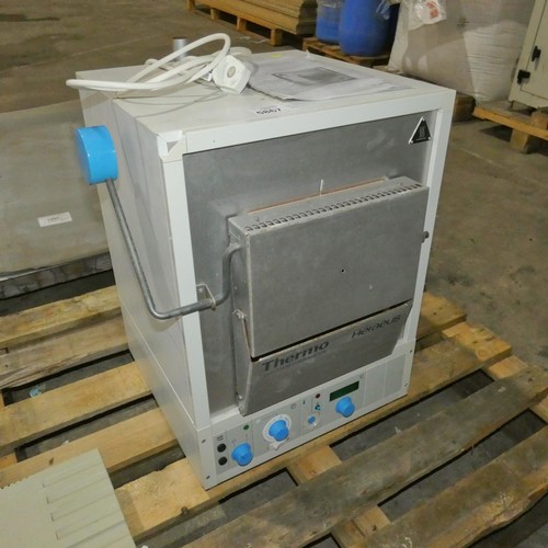 5867 - A Thermo Scientific Heraeus M104 laboratory muffle furnace, max 1000 degrees C, 240v Tested working ... 