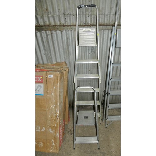 5906 - 2 x aluminium step ladders (1 is small)