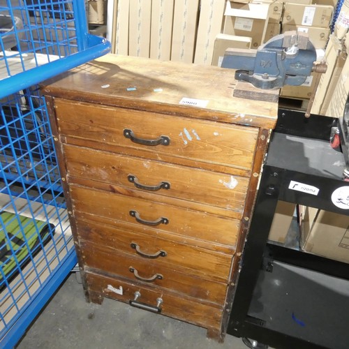 5980 - 1 x wooden chest of 6 drawers with a small vice fitted containing a quantity of various hand tools