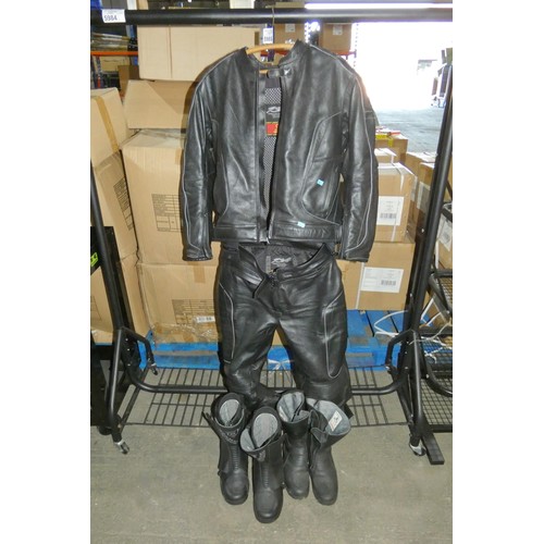 5985 - An RST two part set of black leather motorcycle trousers / jacket size 18/46 and 2 x pairs of Dayton... 