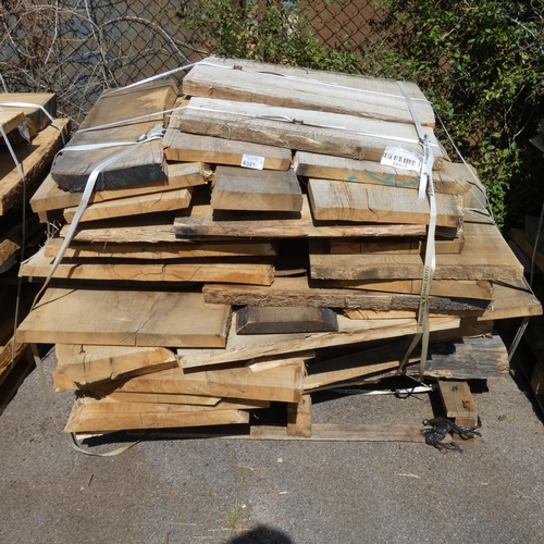 6321 - 1 x pallet containing a quantity of various hardwood slabs, mainly oak - Contents of 1 pallet