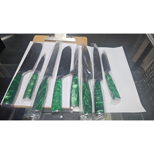 1026 - A boxed set of 8 chefs/kitchen knives