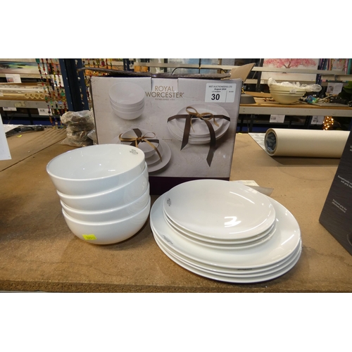 30 - A Royal Worcester dinnerware set (4 x bowls, 4 x plates and only 3 x side plates)