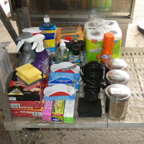 1034 - A quantity of various cleaning/catering related items including cleaning products, dishwasher tablet... 