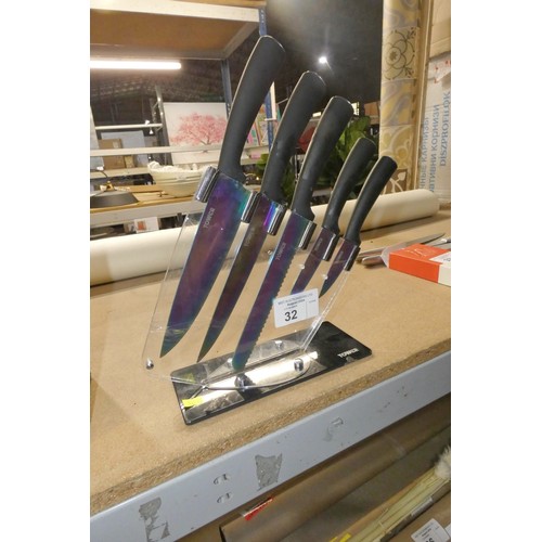 32 - A Tower five piece kitchen knife block set