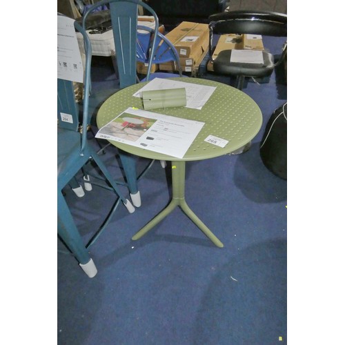 265 - 1 x Step Nardi green plastic garden round table diameter approx 60cm RRP £107