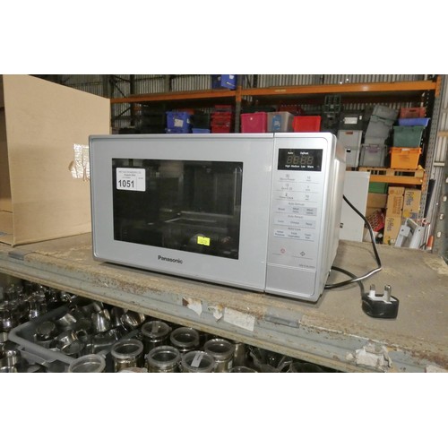 1051 - A Panasonic microwave oven type NNE28JMM - trade