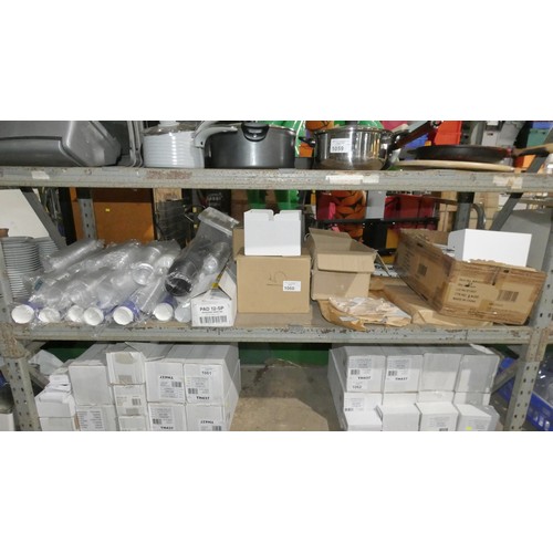 1060 - A quantity of various disposable cups, lids etc. Contents of 1 shelf