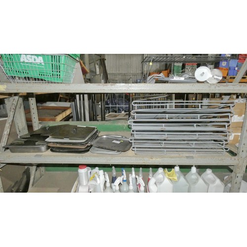 1071 - A quantity of various catering related items including baking trays, rack trays etc - trade