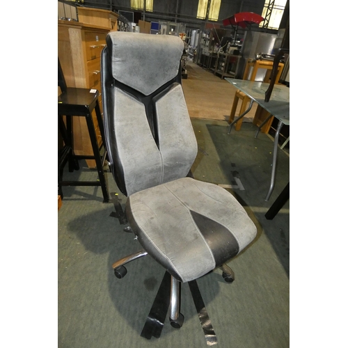 2173 - 1 x grey / black upholstered office swivel chair with no arms